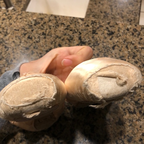 Old used pointe shoes - Picture 7 of 14